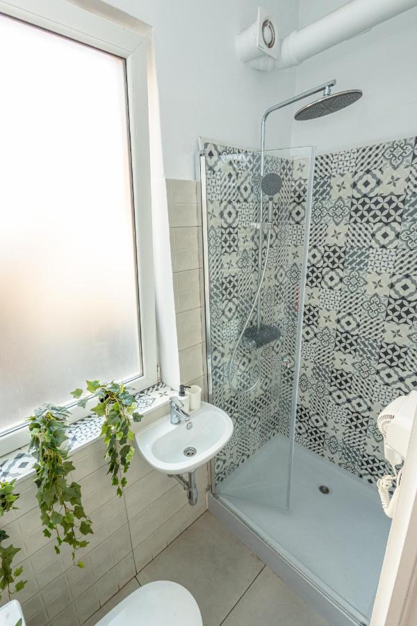 First Hostel Bucur 21 Boekarest Buitenkant foto