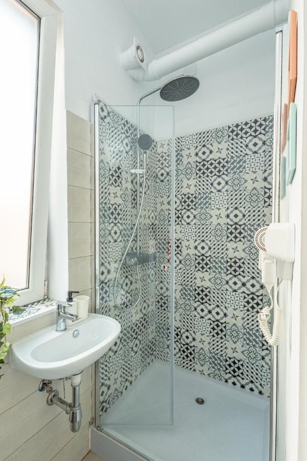 First Hostel Bucur 21 Boekarest Buitenkant foto